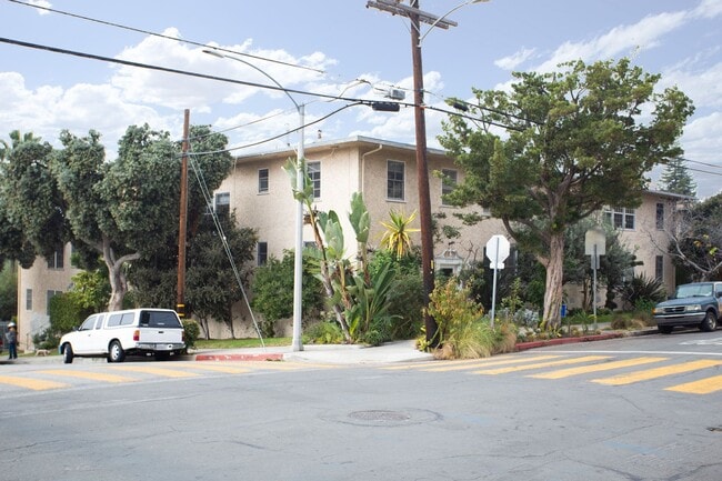 Hollister and 6th Street Apartments in Santa Monica, CA - Building Photo - Building Photo
