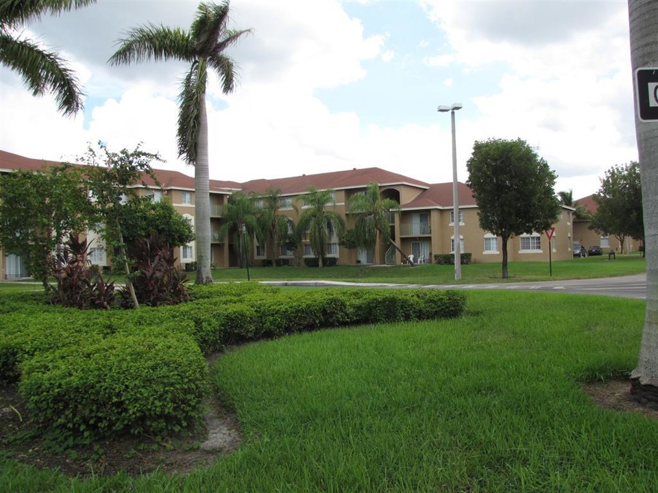 Eagles Landing in Miami Gardens, FL - Building Photo