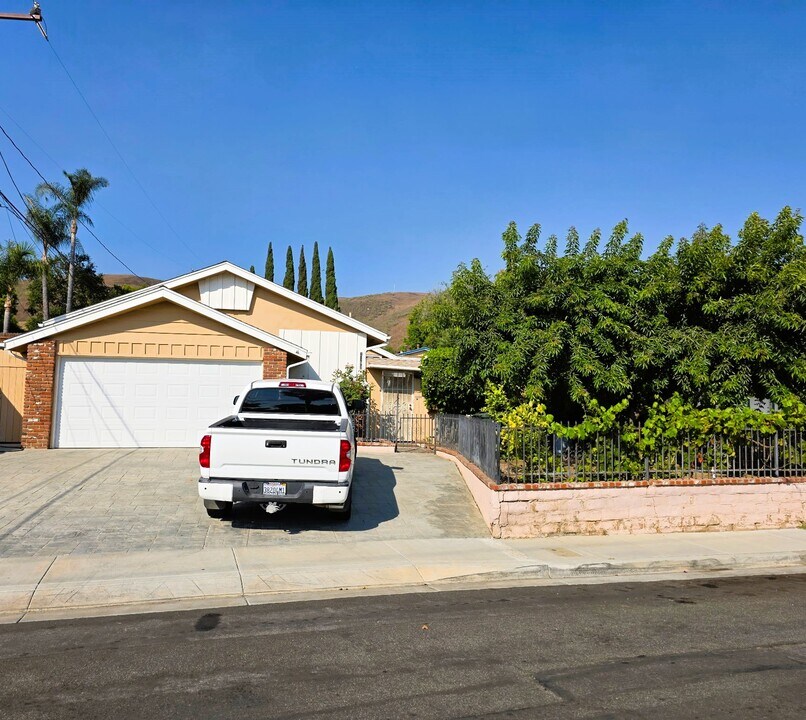 2493 Los Feliz Dr in Thousand Oaks, CA - Foto de edificio