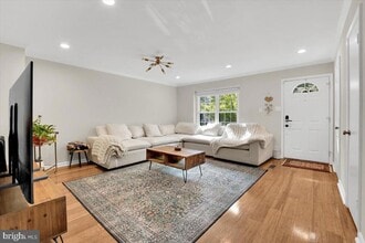 8605 Western Oak Dr in Springfield, VA - Building Photo - Building Photo