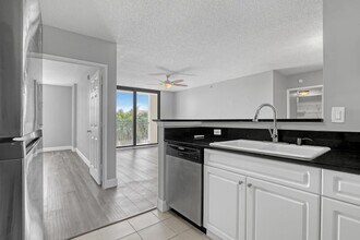 651 Okeechobee Blvd in West Palm Beach, FL - Building Photo - Building Photo