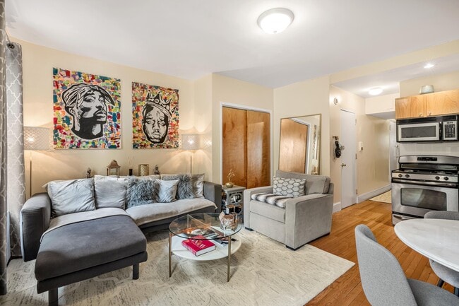 222 W 71st St in New York, NY - Building Photo - Building Photo