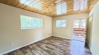 25161 Cedar St in Idyllwild, CA - Building Photo - Building Photo