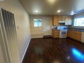279 Estabrook St in San Leandro, CA - Foto de edificio - Building Photo