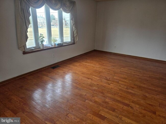 524 Longshore Ave in Philadelphia, PA - Building Photo - Building Photo