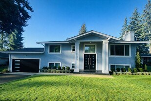 15405 NE 7th Pl in Bellevue, WA - Building Photo