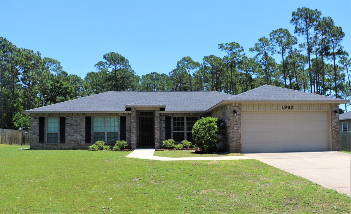 1980 Salamanca St in Navarre, FL - Building Photo