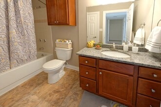 Country Club Manor in Williamsville, NY - Foto de edificio - Building Photo