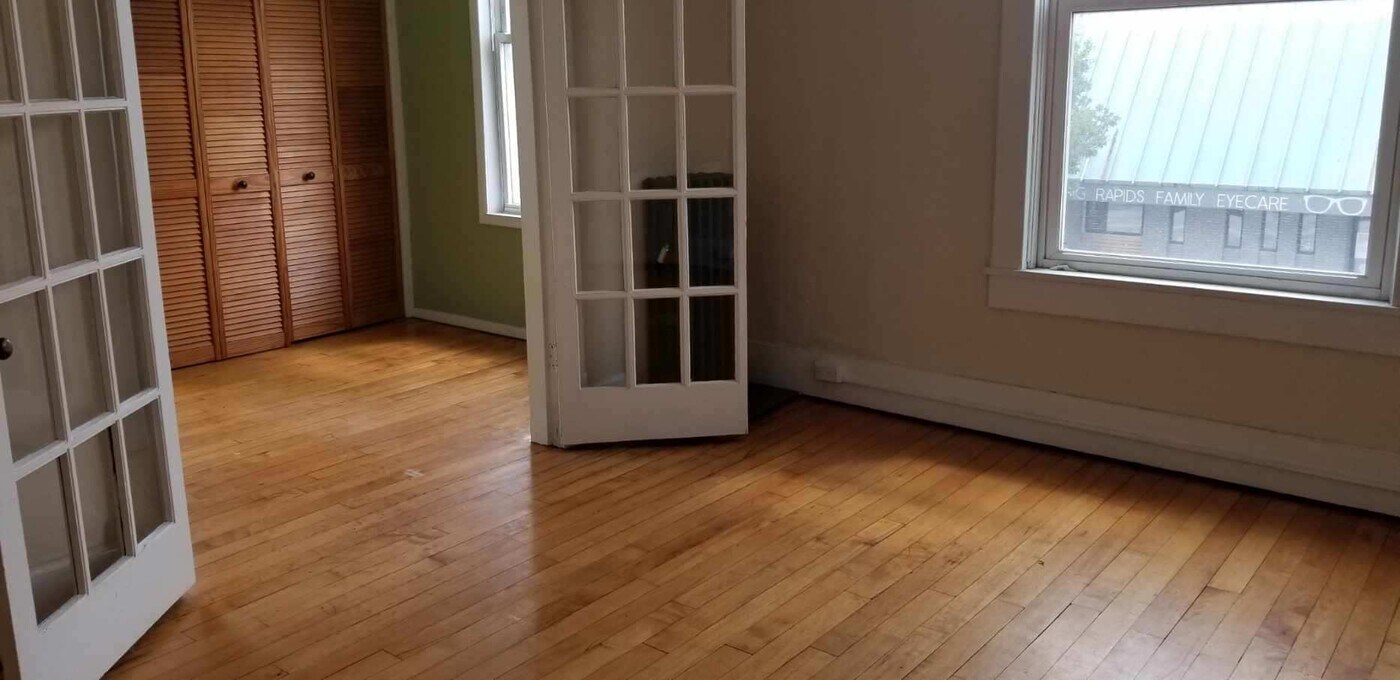 210 S Michigan Ave, Unit B in Big Rapids, MI - Building Photo