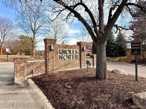 875 GreenView Ct, Unit 57 in Rochester Hills, MI - Building Photo - Building Photo