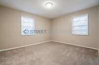 656 Schroder Ave NE photo'