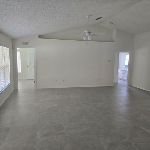 425 Ash St in Sebastian, FL - Building Photo - Building Photo