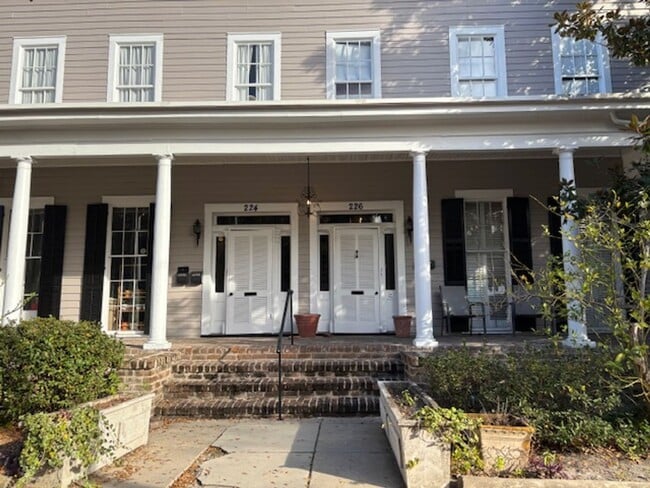 226 E Gwinnett St in Savannah, GA - Building Photo - Building Photo