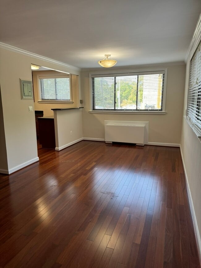 2725 39th St NW, Unit 215 in Washington, DC - Foto de edificio - Building Photo