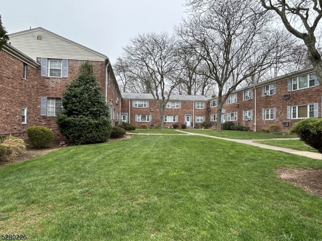 31 Wedgewood Dr-Unit -62 in Verona, NJ - Building Photo - Building Photo
