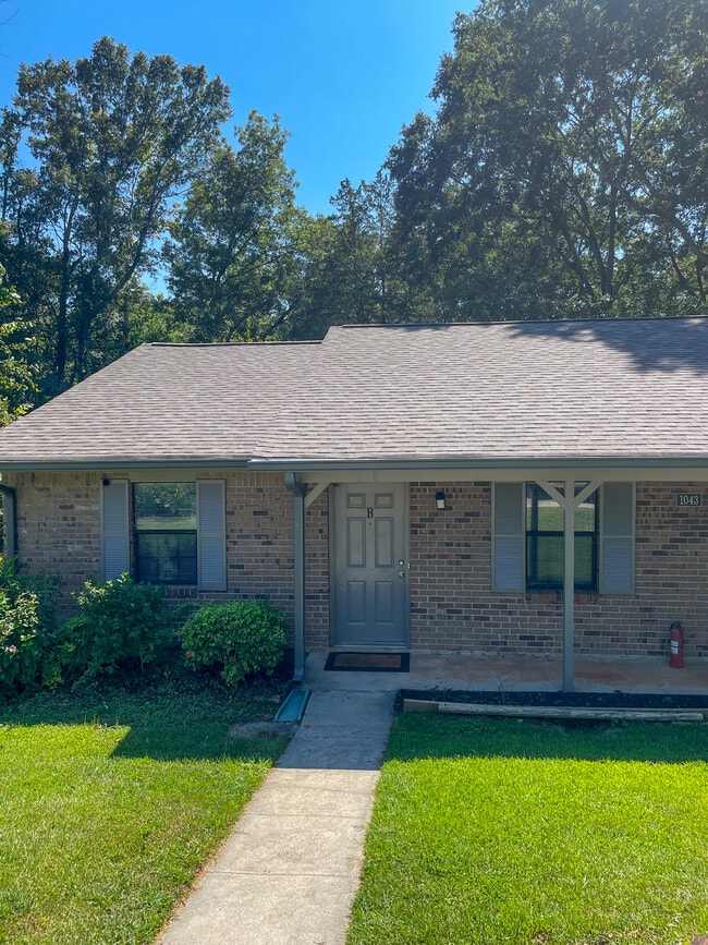 property at 1043 Chestnut Oak Ct NE