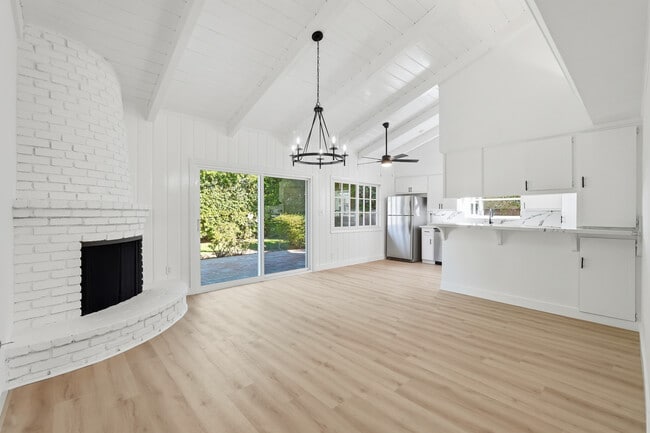 23723 Aetna St in Woodland Hills, CA - Foto de edificio - Building Photo