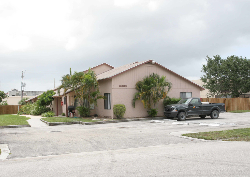 6385 Seven Springs Blvd in Greenacres, FL - Building Photo