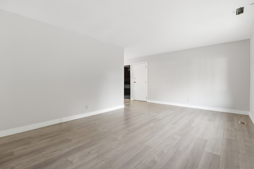 3939 Esquire Pl in Indianapolis, IN - Building Photo