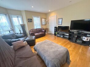 57 Greenleaf Ave, Unit 3 in Medford, MA - Foto de edificio - Building Photo