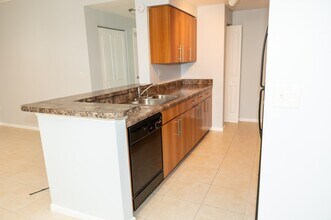 5820 W Sample Rd, Unit Poinciana 2-105 in Coral Springs, FL - Building Photo - Building Photo