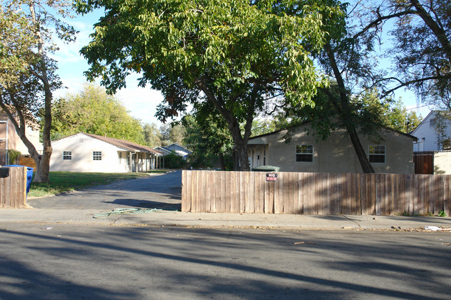 543-545 Lindsay Ave in Sacramento, CA - Foto de edificio - Building Photo