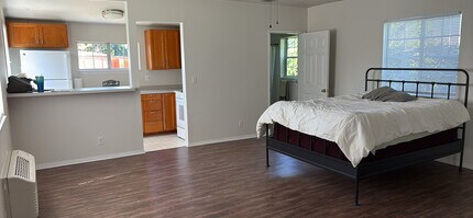 2405 W Monterey Ave in Burbank, CA - Foto de edificio - Building Photo