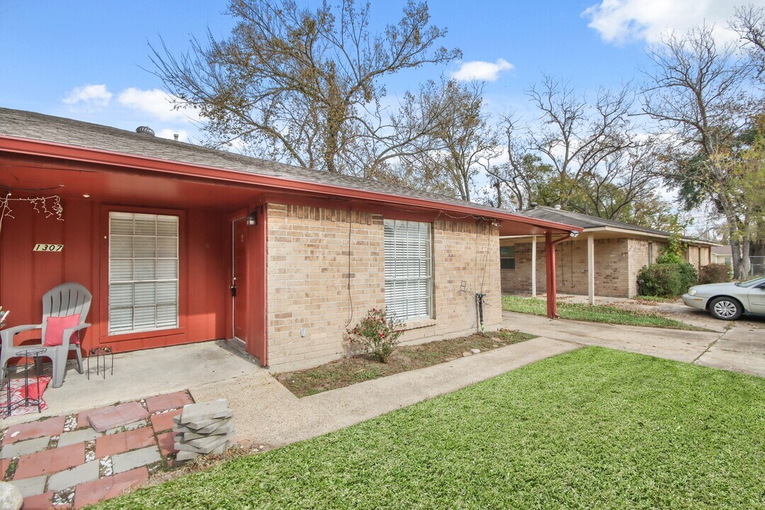 1307 Ken St in Humble, TX - Building Photo