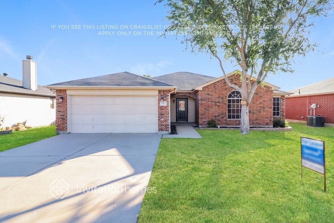 632 Creekview Dr in Burleson, TX - Building Photo