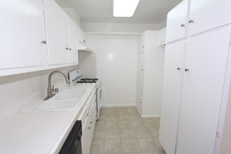 Encino Woodley Apartments in Encino, CA - Building Photo - Building Photo