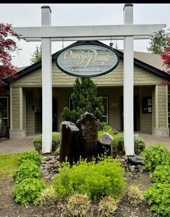 5064 Foothills Dr in Lake Oswego, OR - Building Photo