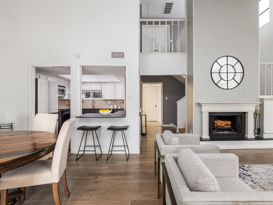 1821 Westlake Dr in Austin, TX - Building Photo