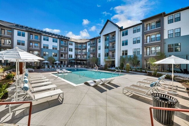 District 757 Apartments in Norfolk, VA - Foto de edificio - Building Photo