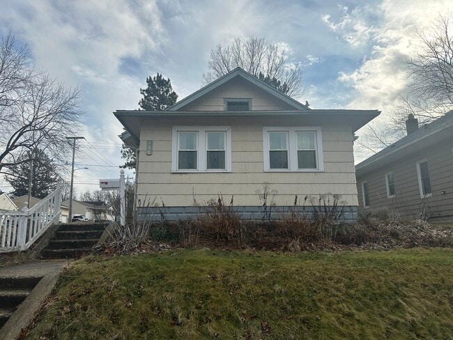 property at 136 E Woodside St