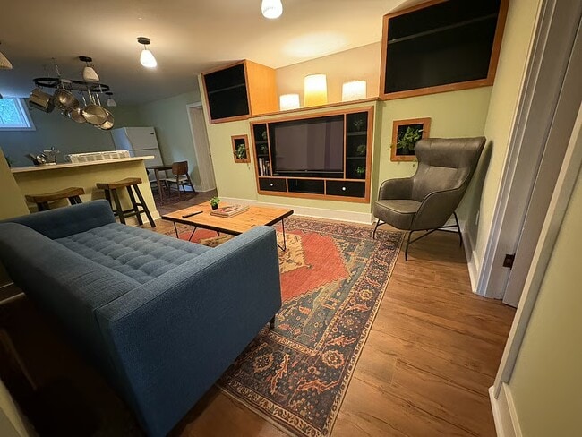 6021 NE Milton St, Unit Basement in Portland, OR - Building Photo - Building Photo