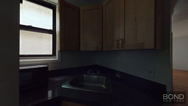 401 E 78th St in New York, NY - Building Photo - Building Photo