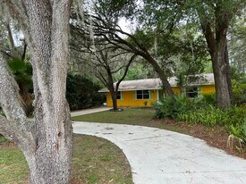 110 Park St in Inglis, FL - Building Photo