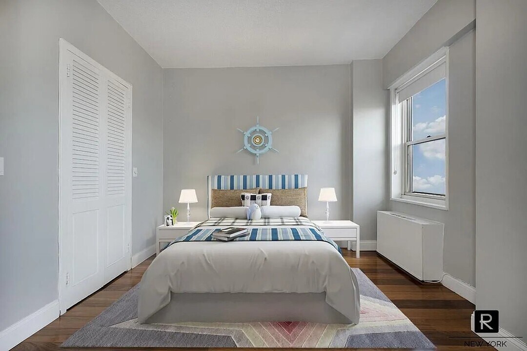 60 E 8th St in New York, NY - Building Photo