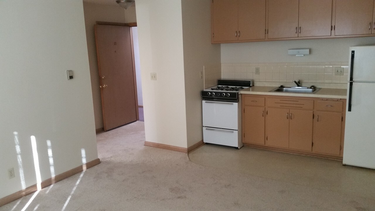 9230 W National Ave in West Allis, WI - Building Photo
