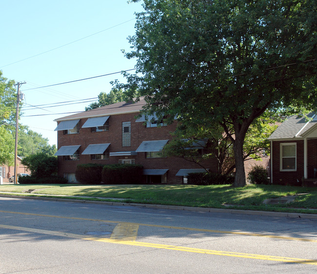 1828 Fulton Dr NW in Canton, OH - Foto de edificio - Building Photo