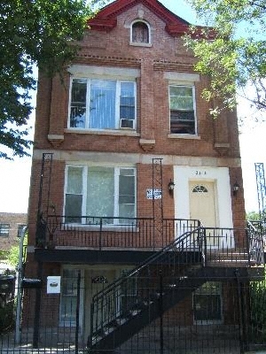 2114 S Albany Ave in Chicago, IL - Building Photo