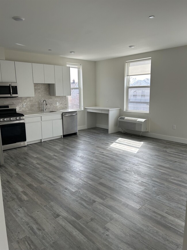 140 Avenue B in Bayonne, NJ - Building Photo - Building Photo