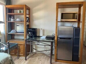 3814 Corbin Ave in Tarzana, CA - Building Photo - Building Photo