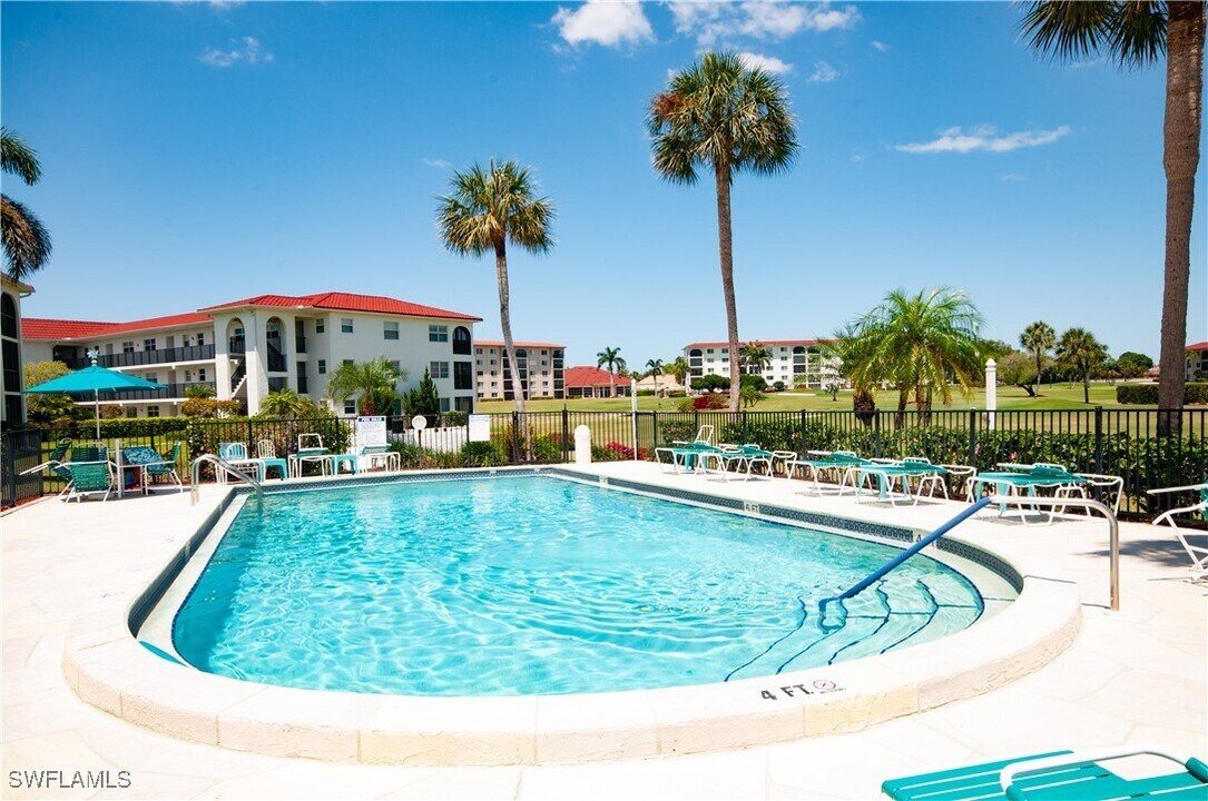 41 High Point Cir S in Naples, FL - Building Photo