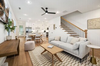 1324 Van Buren Ave in Fayetteville, AR - Foto de edificio - Building Photo