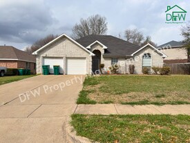 317 Oak Meadow Ln in Cedar Hill, TX - Building Photo