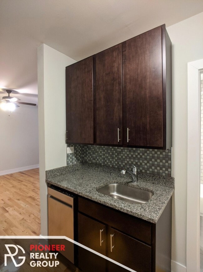 813 W Cornelia Ave, Unit 821A-213