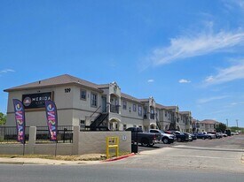 Merida Vista Apartments in Laredo, TX - Building Photo
