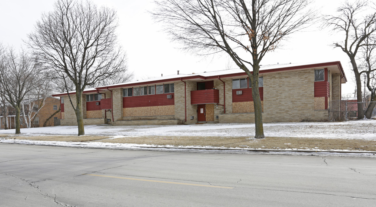 8905-8911 Villard Ave W in Milwaukee, WI - Building Photo