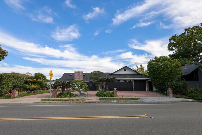 1542 Santiago Dr in Newport Beach, CA - Building Photo - Building Photo